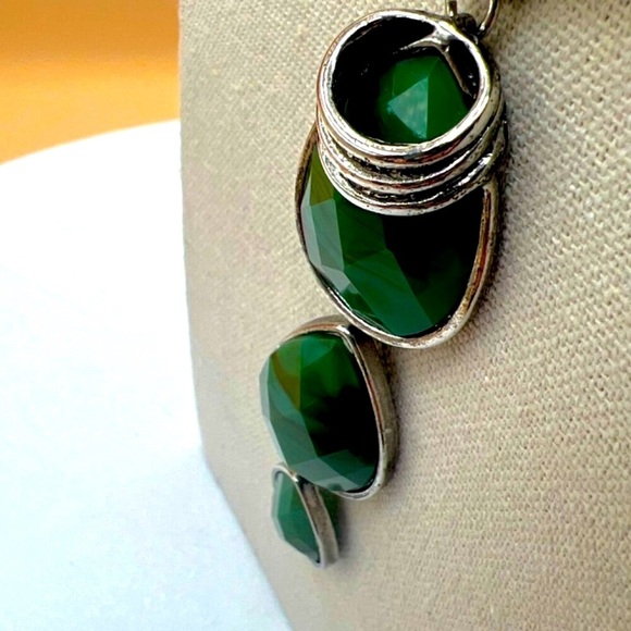 Vintage Silver-Tone Chain Necklace With Chevron Pendant And Green Acrylic Gemsto - Picture 6 of 11